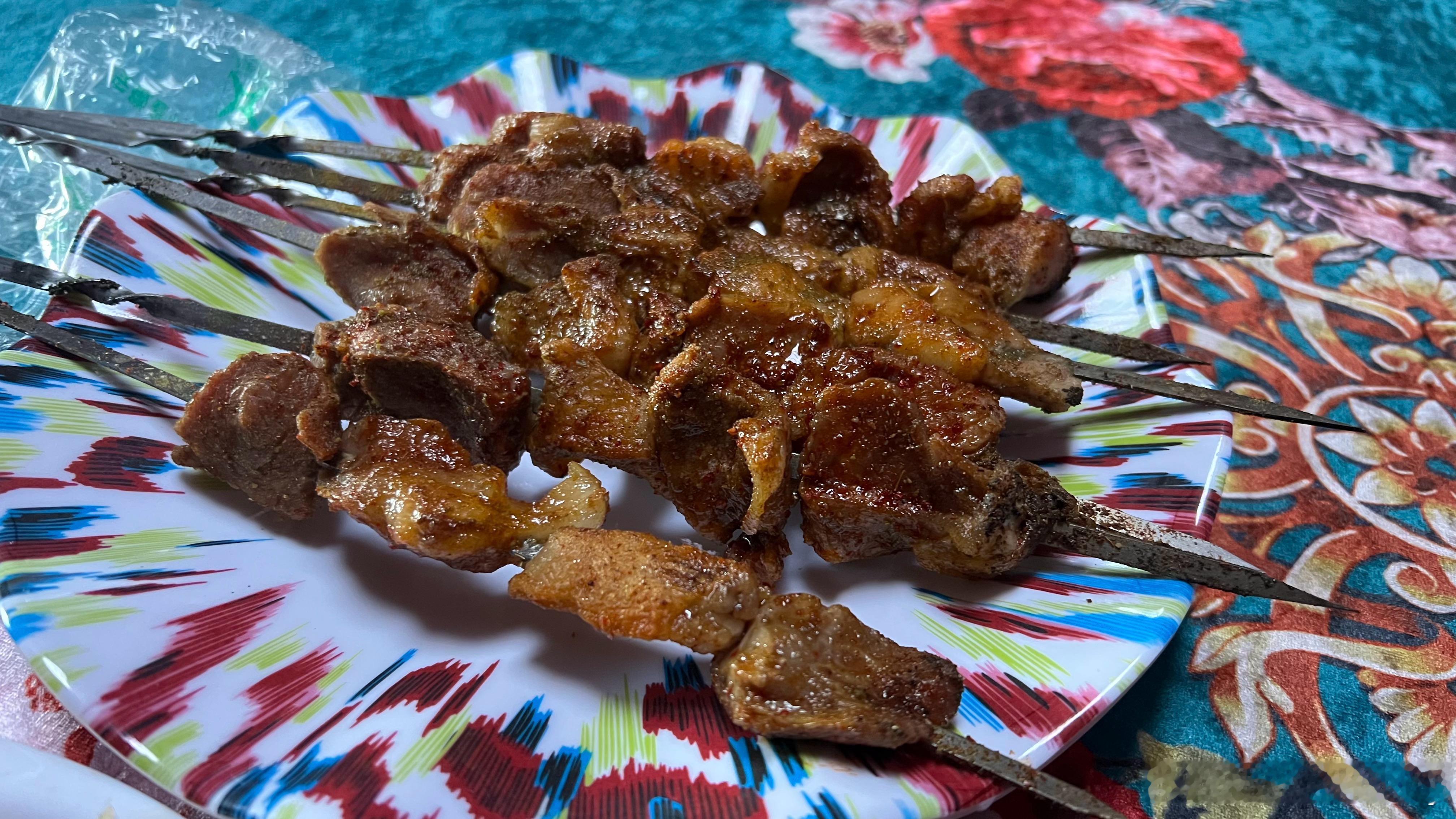 开车上草原牧民家吃完饭，现场宰羊这里的羊肉真不一样，不膻，还爽口，十几度的傍晚，