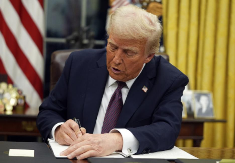 美国终于拿出对中国的经济王牌。
 
中美经济战已经不可避免。
 
最近美国又开始