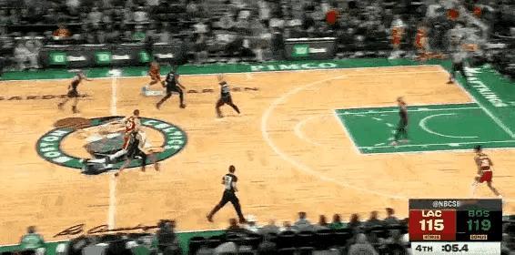 几秒钟哈登接球快速投篮，顶着防守球员快速出击，篮球空心入网。时间还有2秒钟，快船