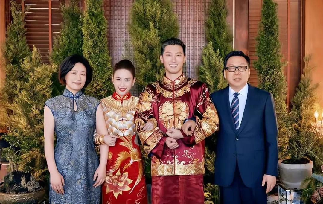 何超莲的准婆婆好有气质，何超莲的妈妈还是那么的年轻漂亮，一对新人也是郎才女貌，一