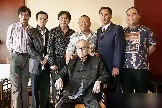 德云社一张合影，哪有什么师徒情深，全是赤裸裸的权力站位。
你以为郭德纲身边站的