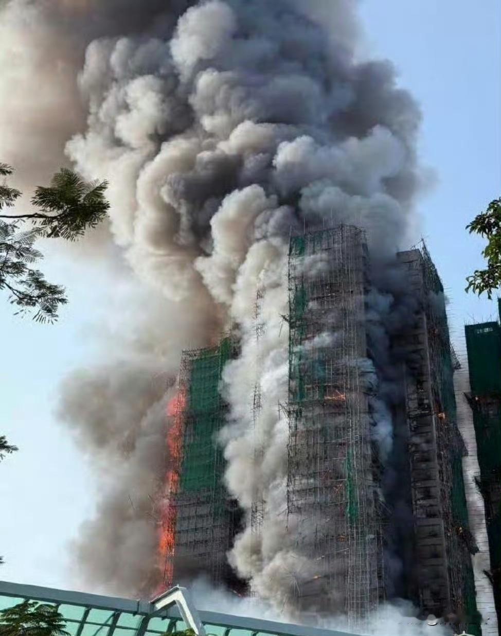 快讯！香港火灾已致13死28伤！[祈祷]
1983年的房子，外墙翻新，一共8栋楼