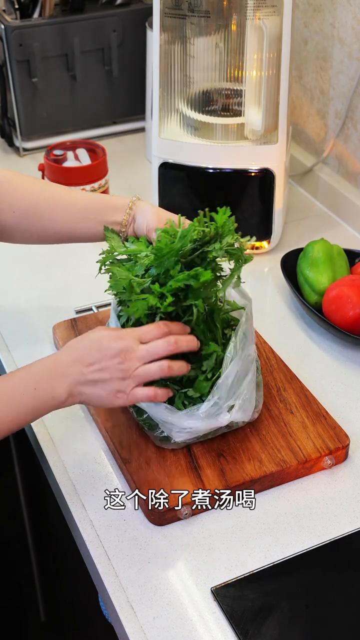 我婆婆春天有个习惯，就是煮鸡蛋艾草娘酒汤，味道香，喝着也舒服。我现在也经常自己煮