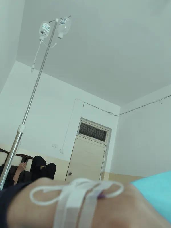 医院看病并非没钱就不医治。
遇到紧急情况，像车祸、突发心脏病等有生命危险的患者，