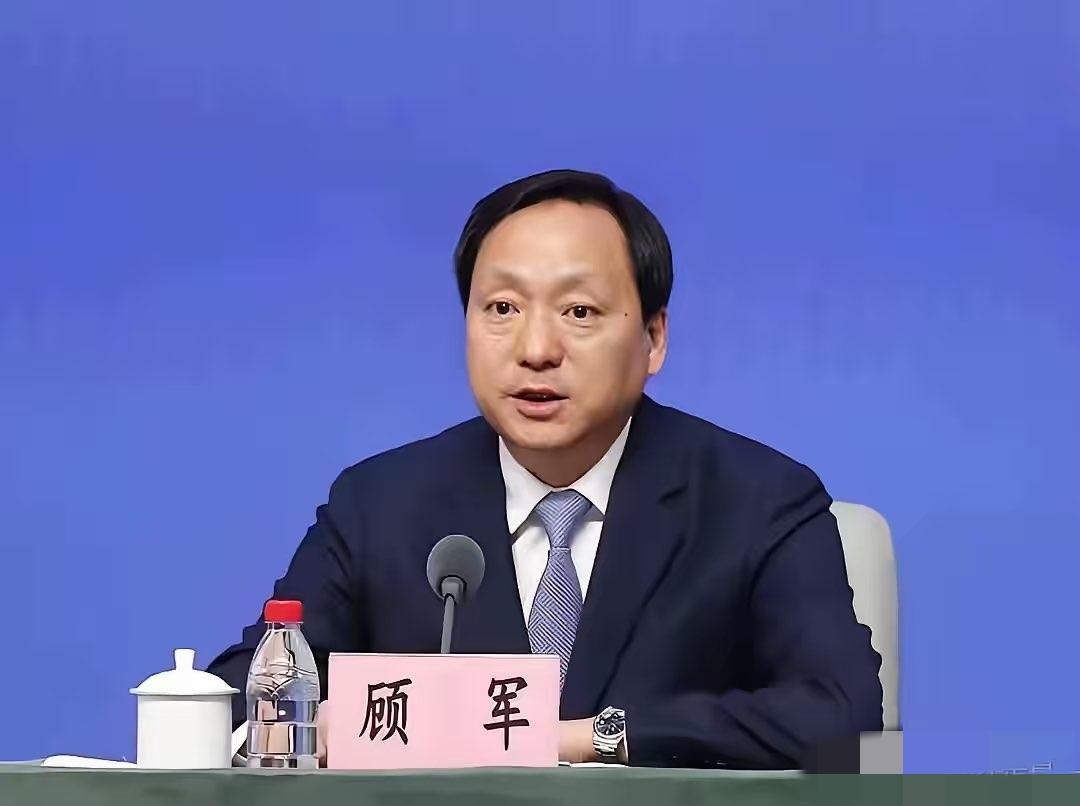 顾军被查，真是大快人心啊。
顾军1963 年6月出生，履历丰富，曾在多个重要岗位