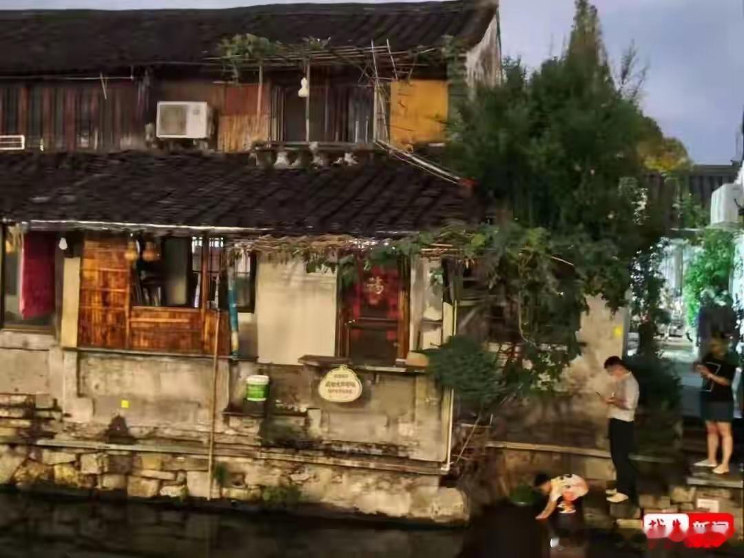 “葫芦娃爷爷”连夜把7个葫芦全剪了：奶奶头晕病发身体不适；走红后大量游客涌入，甚