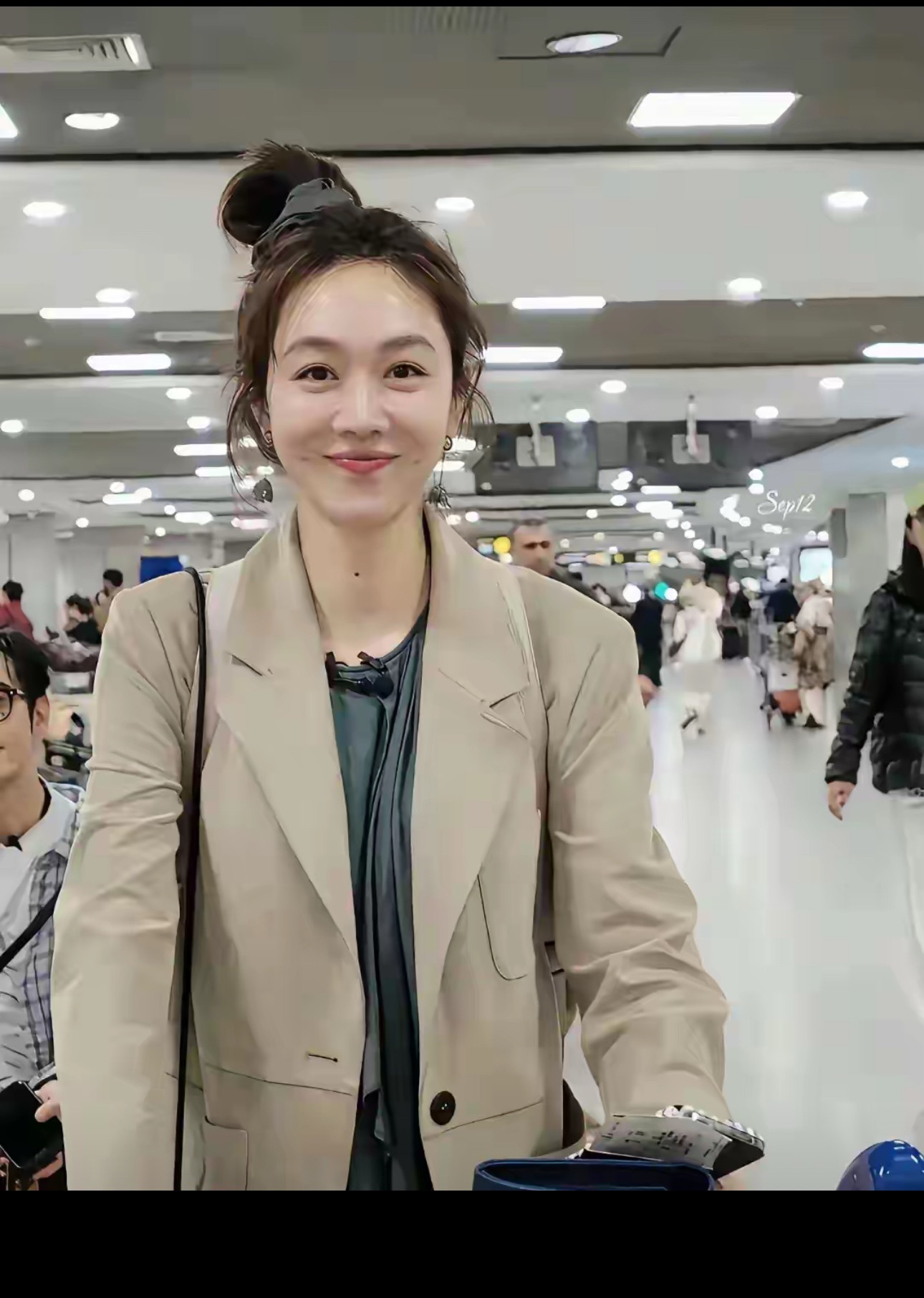 姜妍果真是正儿八经的瓜子脸美女啊，你看她39岁了，看起来依然和25岁没有什么区别