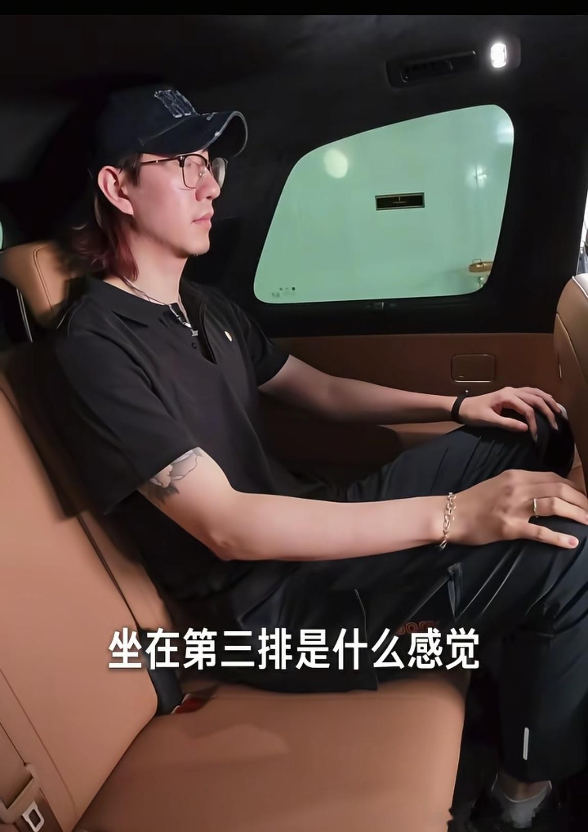 这第三排空间还可以哈大家觉得呢？ 