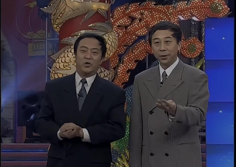 难怪这俩人搭档的这么好，
看他们的发型，都是一样的啊。
牛群 冯巩