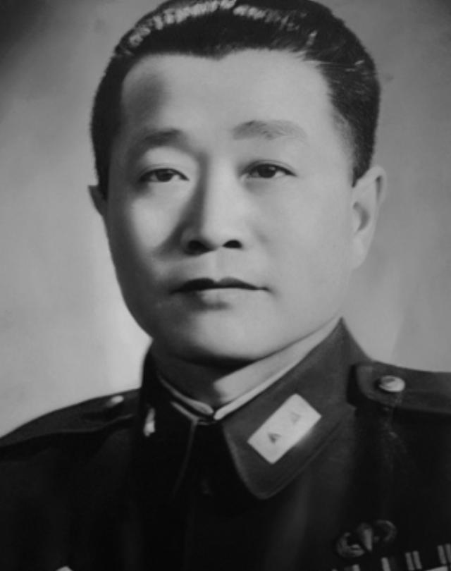 1927年，周恩来被捕，谁料，审讯他的人，竟是他的学生，他凑近周恩来，轻声说：“