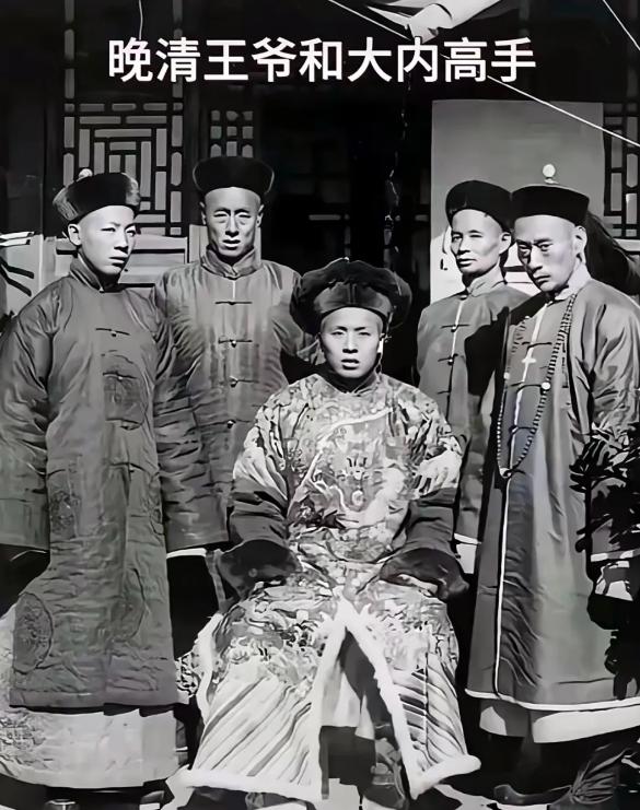 右边站着的第一个男人，那犀利的眼神，一看就知道是王爷身边的保镖，估计也是个大内高