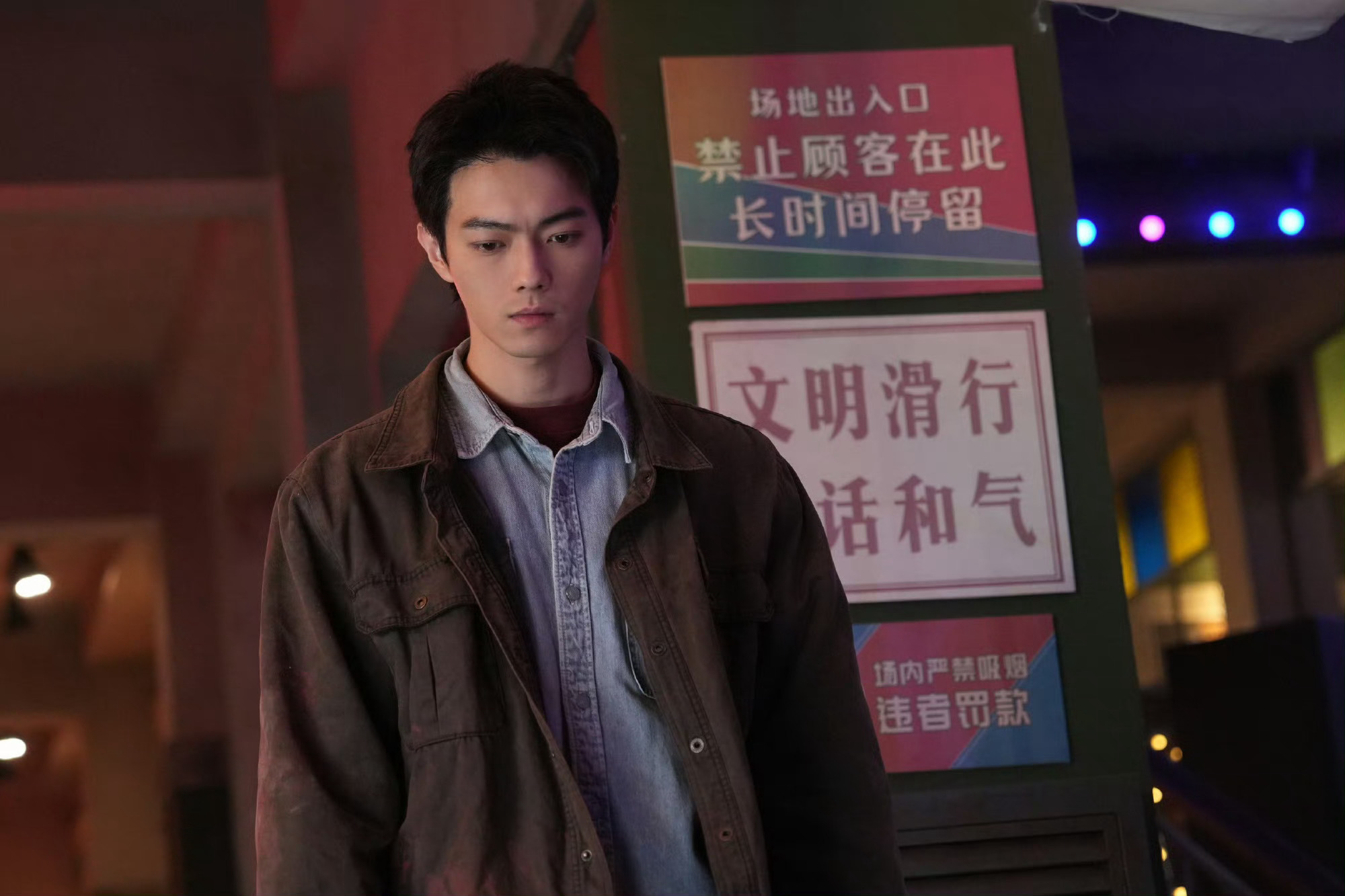 许凯  夜色漫过檐角，星光落满窗棂，喧嚣慢慢归于安宁。许凯，晚安。愿你卸下整日奔