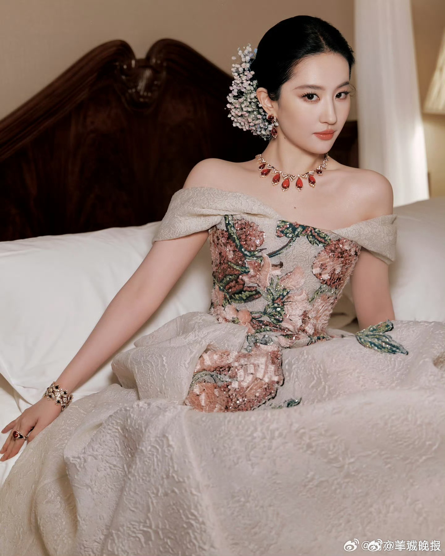 【内娱女星礼服大赏】当一位女明星踏上红毯，她身着的礼服便不仅是织物，更是一首流动