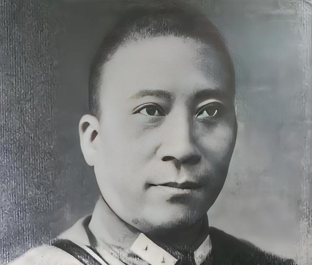 张学良到晚年时候终于说出一个秘密，杨虎城全家被老蒋杀害，原因就是西安事变里真正主