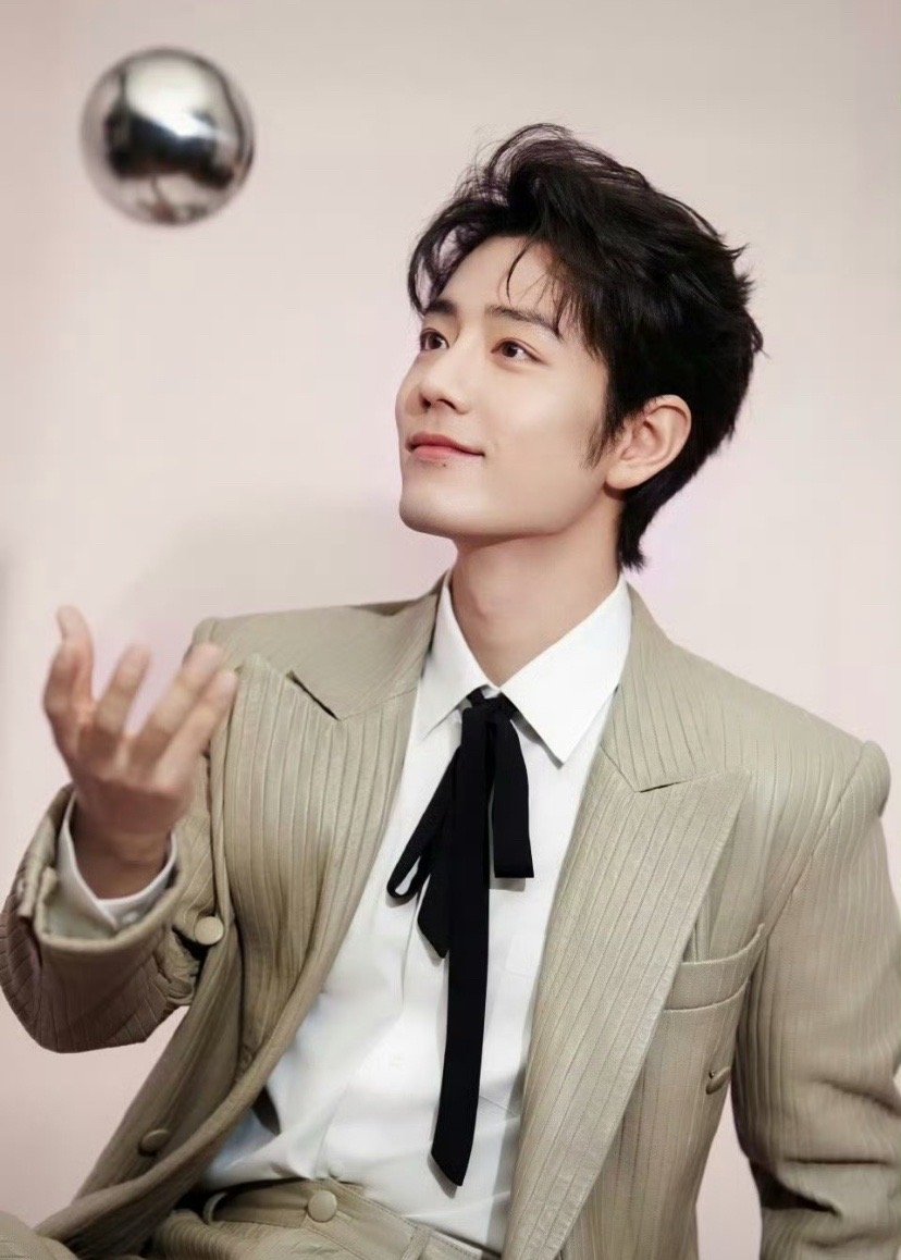 谁懂啊！肖战在品质盛典红毯上，一边优雅迈步一边等马的样子，也太可爱了吧！🥰浅卡