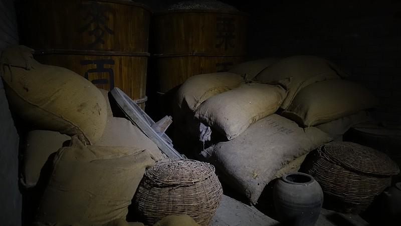 头天夜里就被爹娘的动静闹醒，堂屋亮着昏黄的煤油灯，爹把晒了三天的麦子往麻袋里装，