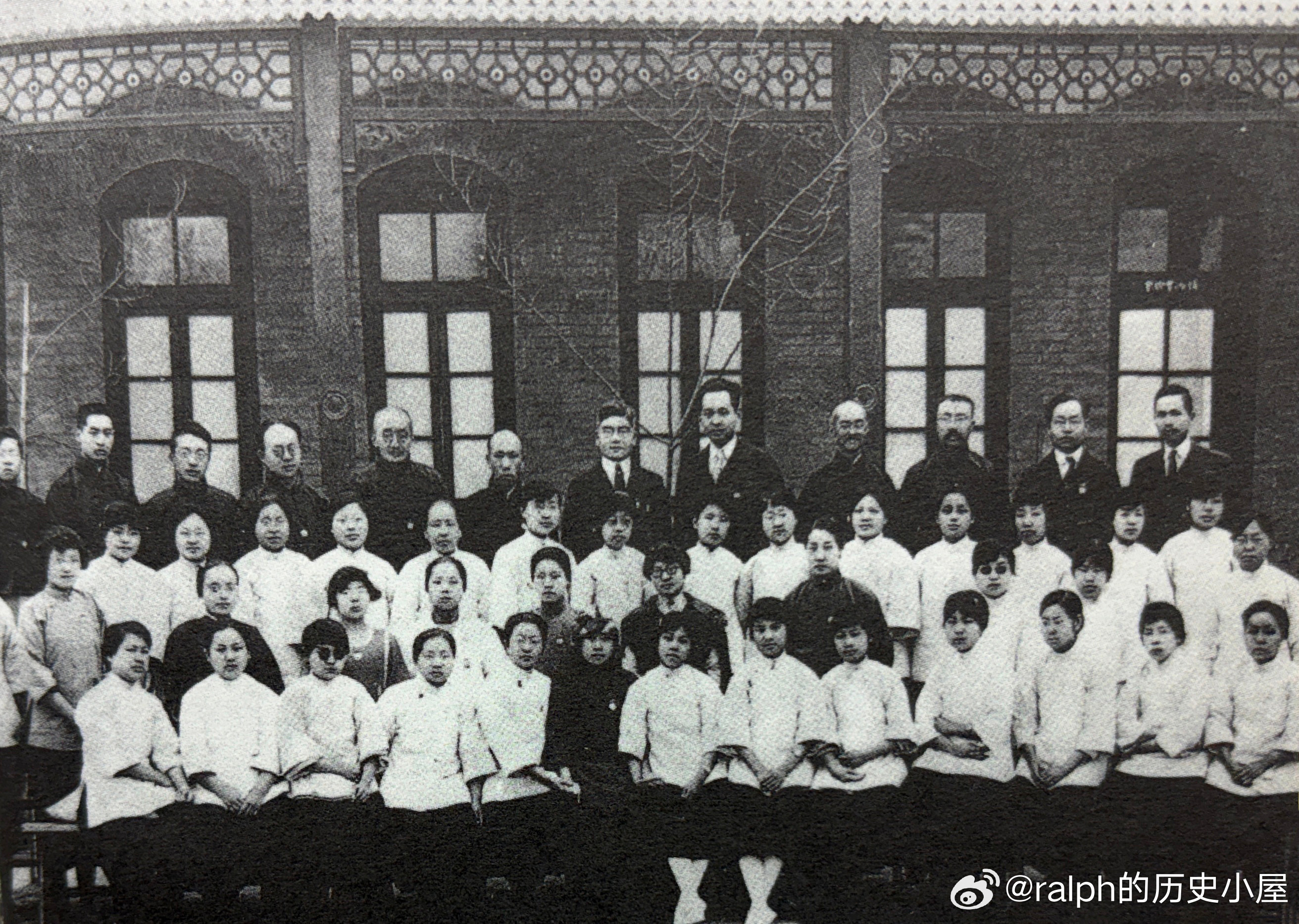 1922年李大钊（后排右三）与北京女高师毕业班合影历史影像