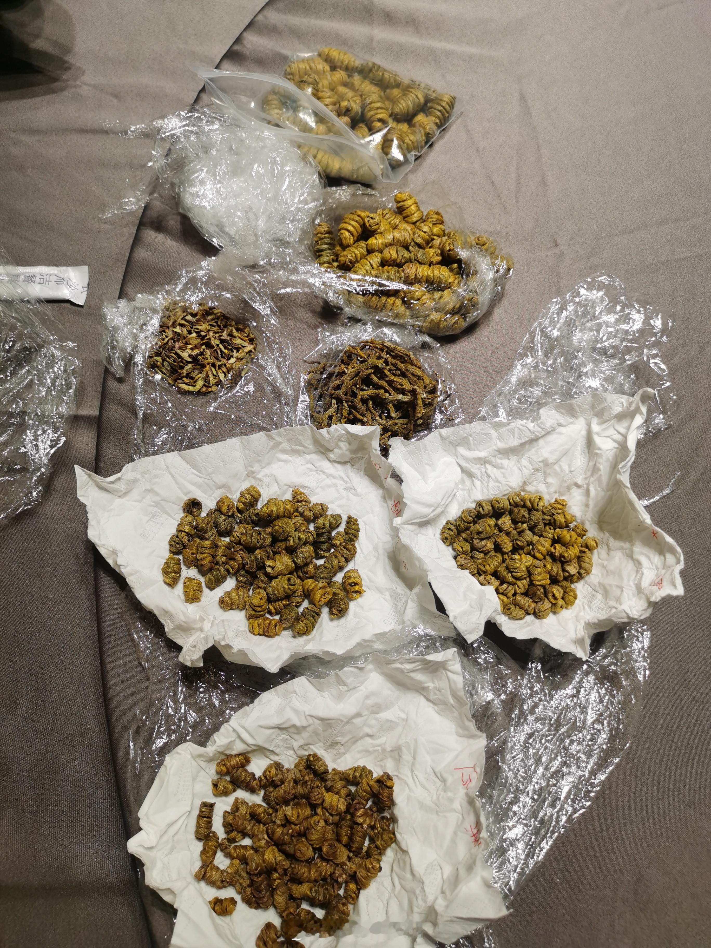 昨天的晚饭开胃菜是品鉴邱老板收集的各种石斛样品，早晨起来两边都是花篮，唐医生说这