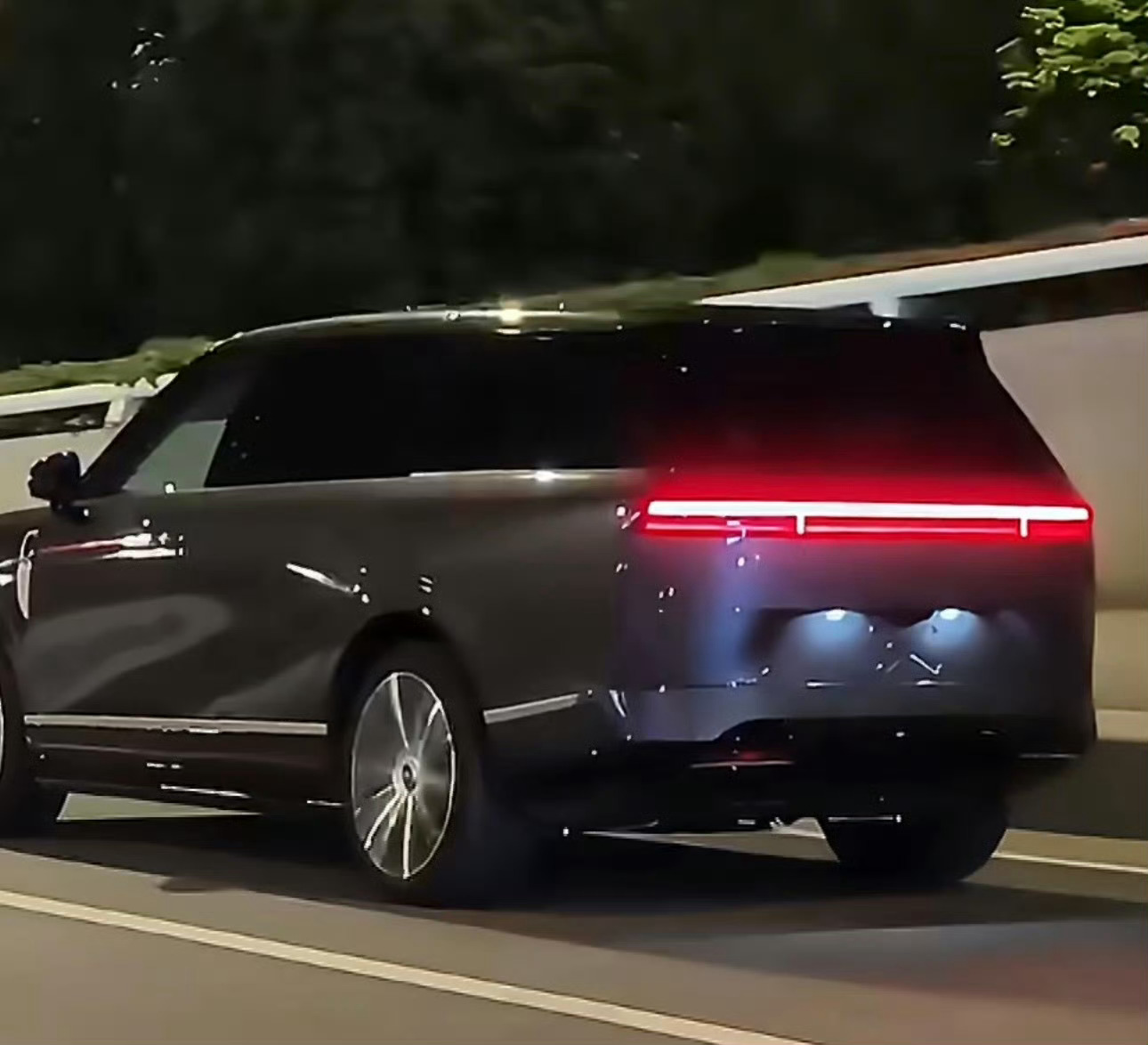 小鹏GX实车被网友偶遇拍到啦，无伪装出镜，是不是很不错？