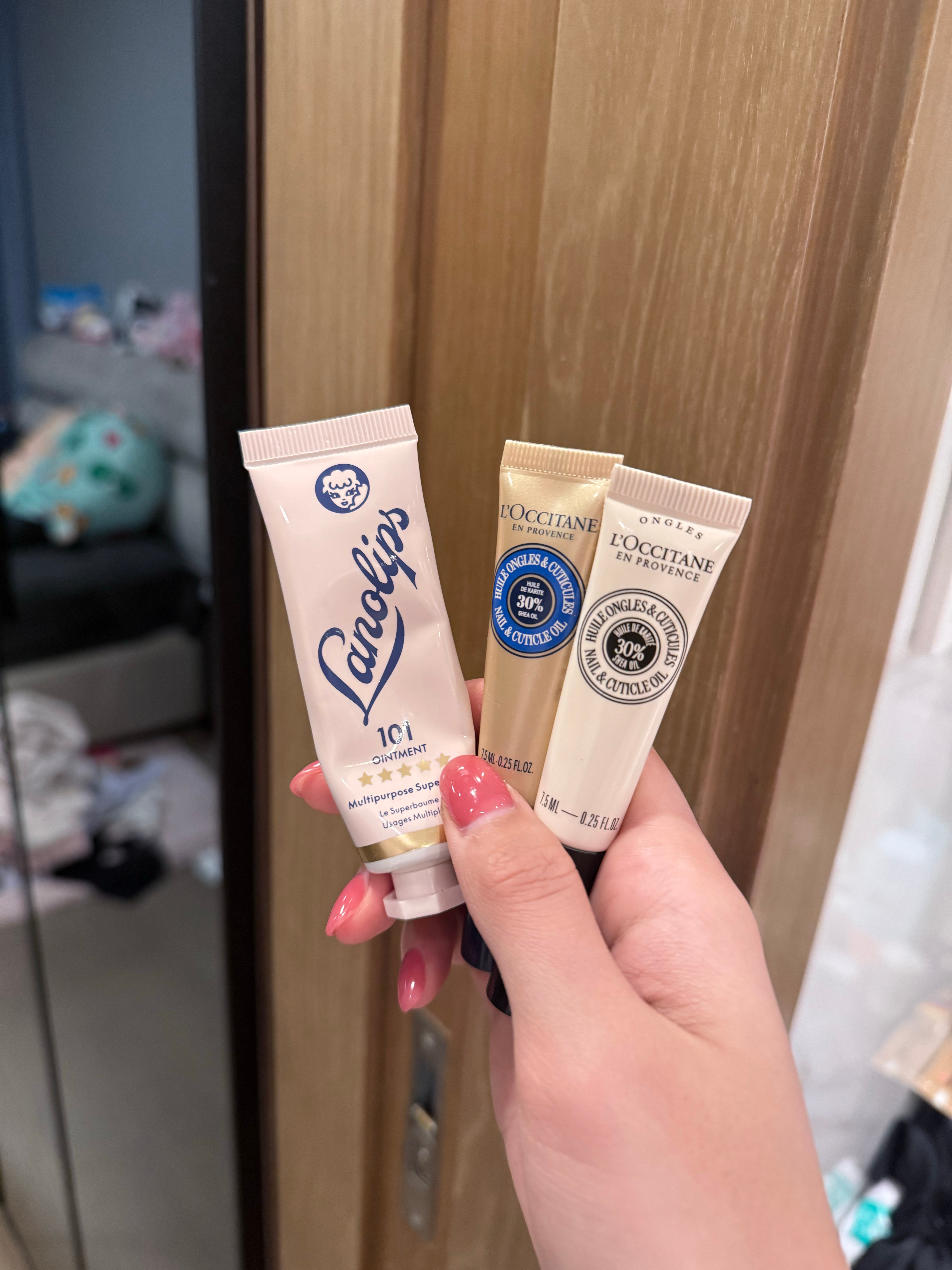 睡前分享两个巨好用的小玩意第一个是绵羊油护唇膏 在悉尼机场盲买的 真的太太太好用