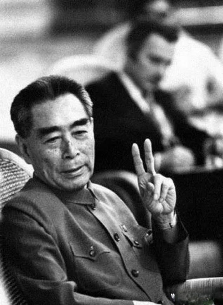 敬爱的周总理珍贵影像 鞠躬尽瘁死而后已传奇人物 为中华民族伟大的复兴而奋斗