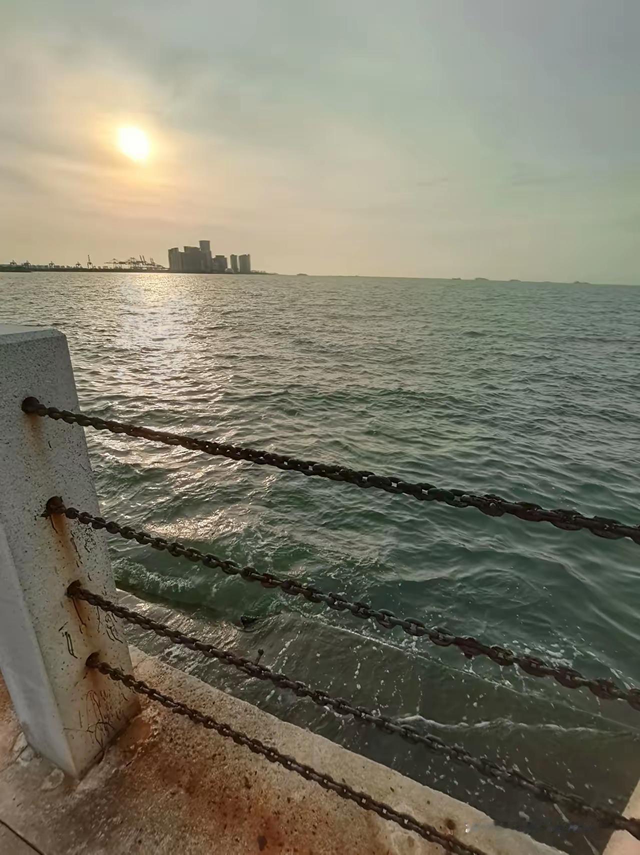 海岸边用这样的铁链作为护栏真是劳民伤财，这是小看了海风的侵蚀的威力。海风里面盐分