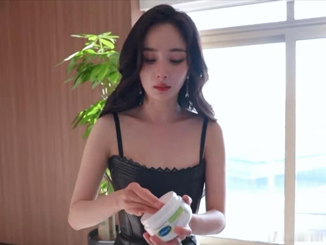 现在知道杨幂的腰有多细了，不得不说她这些年真的很自律，身材一直保持的很好，好羡慕