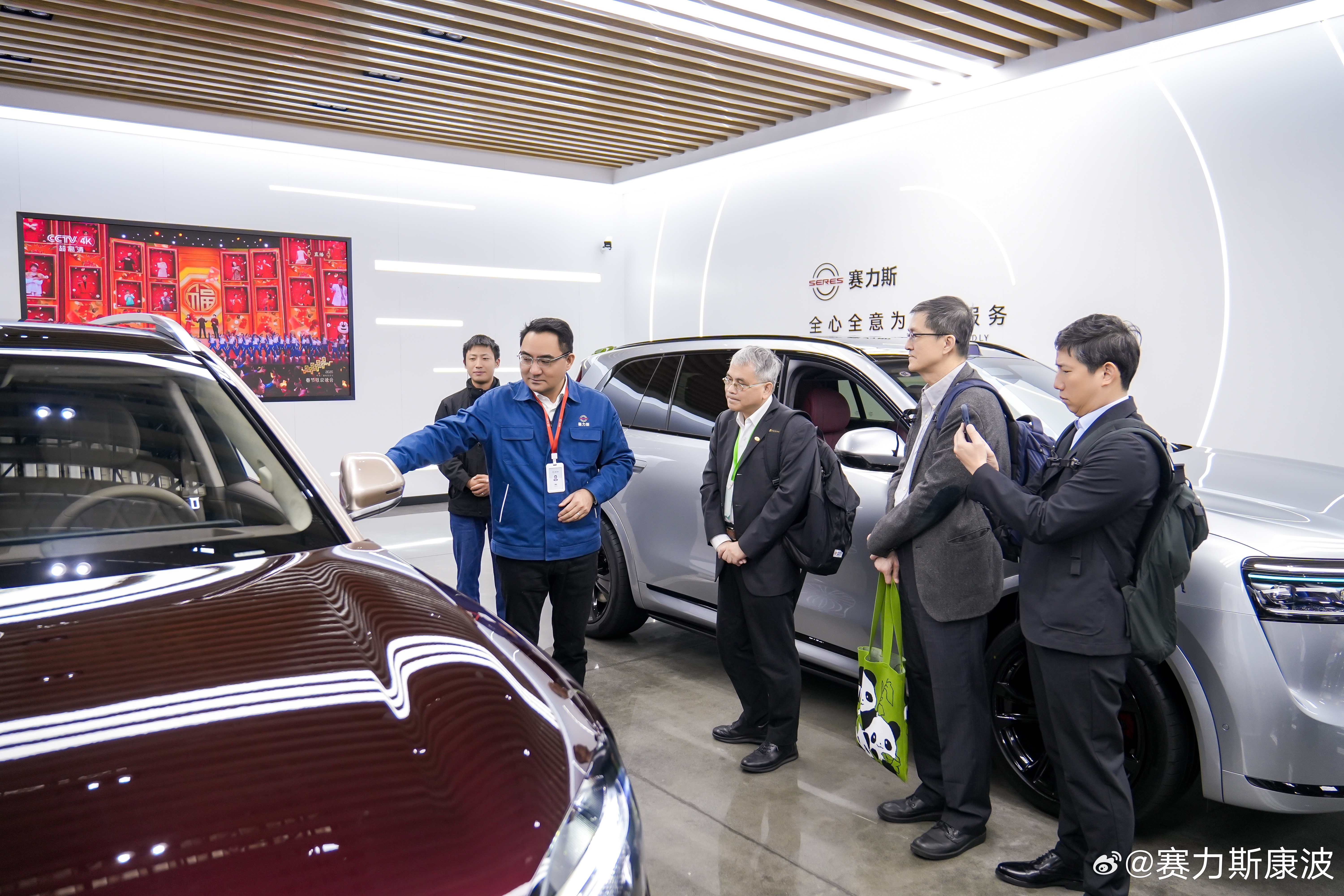 今天在赛力斯超级工厂 接待了中国记协和台北报业公会访问交流团一行。问界M9 的智