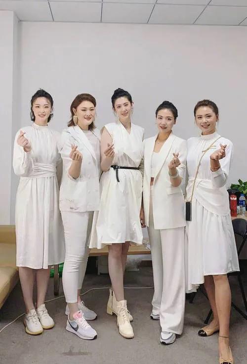 女排五美同框：最好看的不是奥运冠军惠若琪，也非温婉如莲的魏秋月，更不是霞姿月韵的