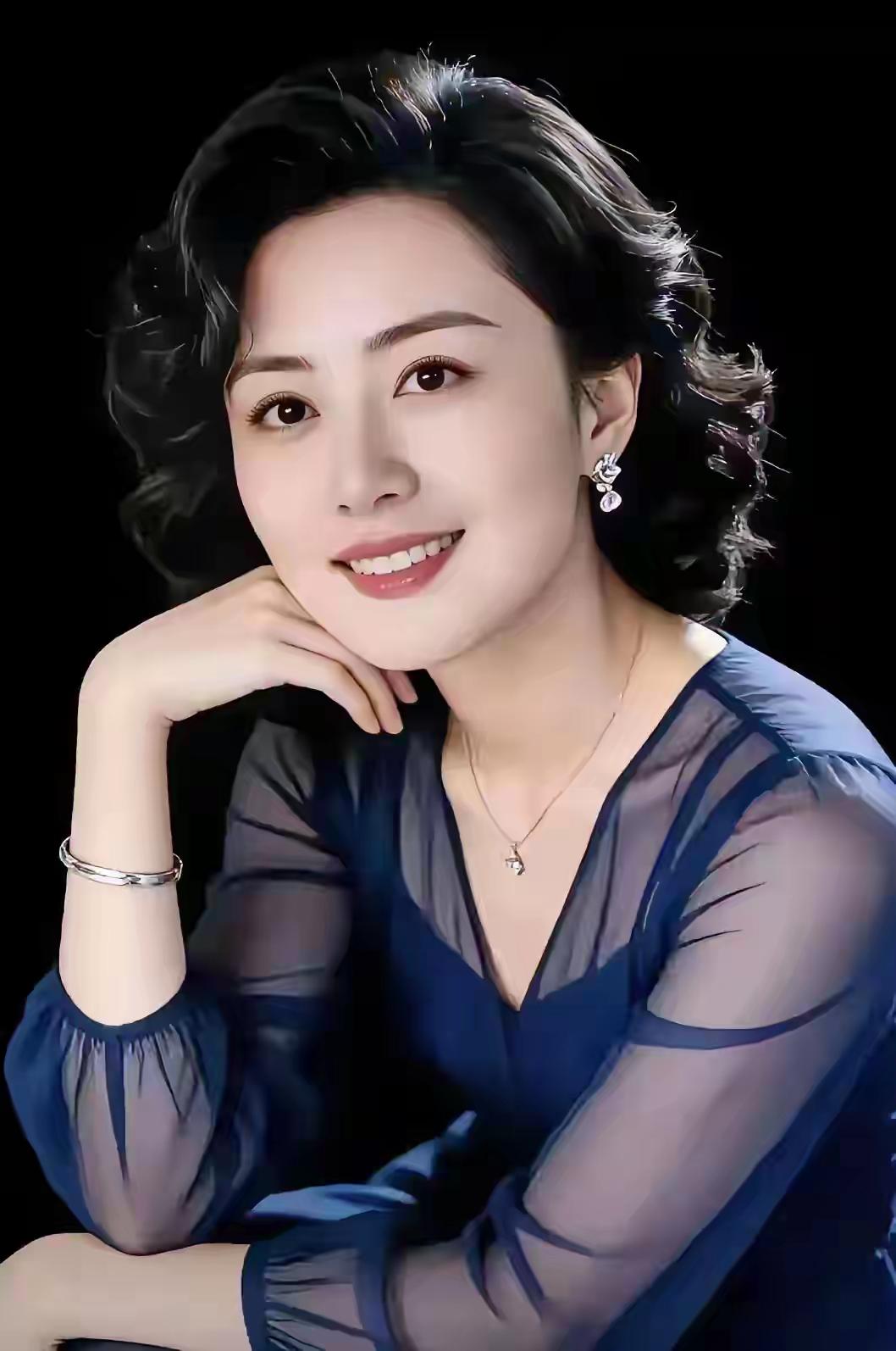 美女这出众的样貌与优雅的气质和明星相比毫不逊色！凭借这样的条件，做个新闻主播应该