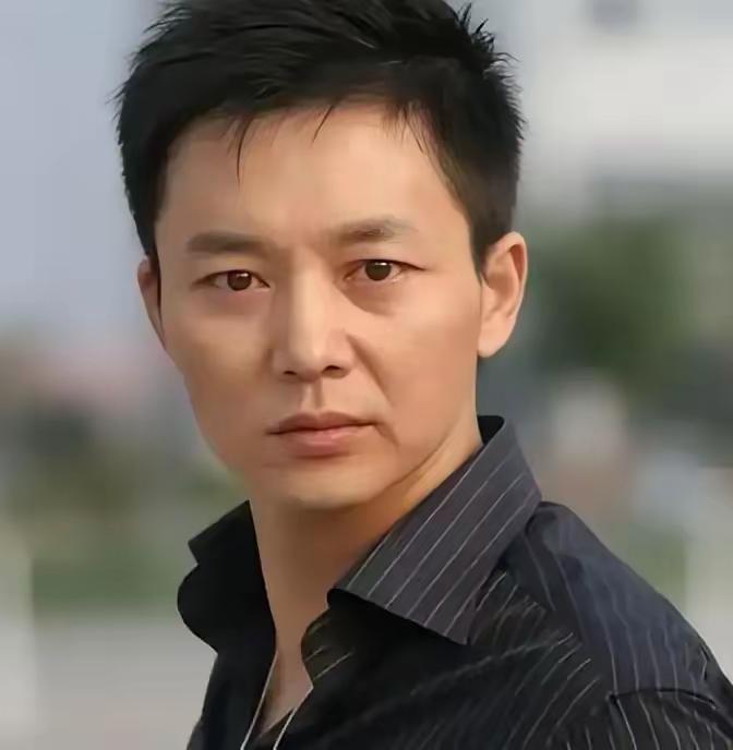 这不是《伪装者》里的军统特工，王天峰吗？也是明台的教官。代号为毒蜂。你知道他的名