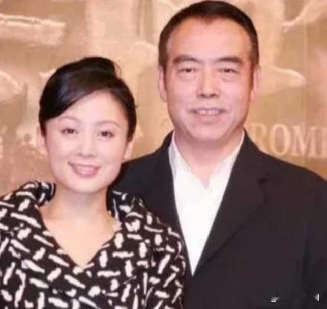 1996年，陈凯歌抛弃同居6年的倪萍，爱上了比他年轻16岁的陈红。倪萍哭着问为什