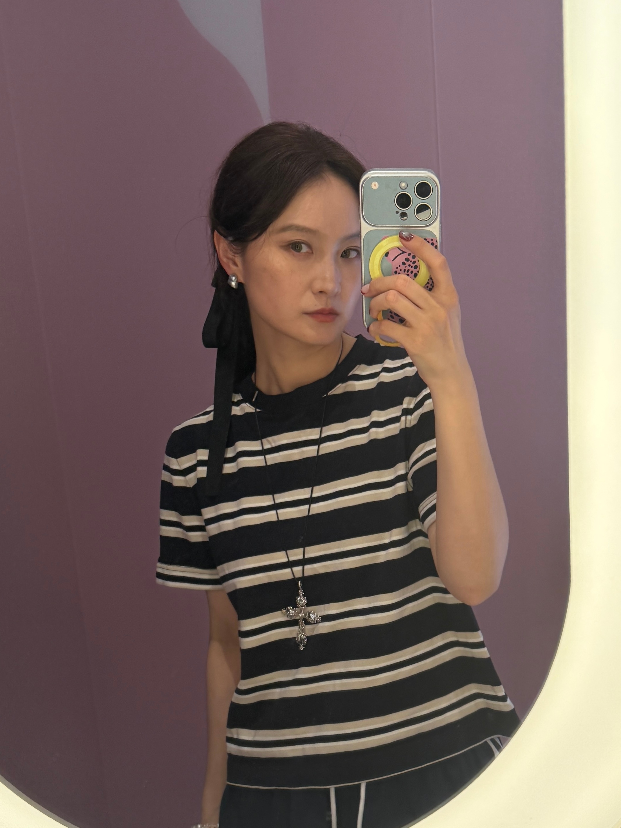 今天突发奇想中分，好怪哦 一会儿回去立马改三七