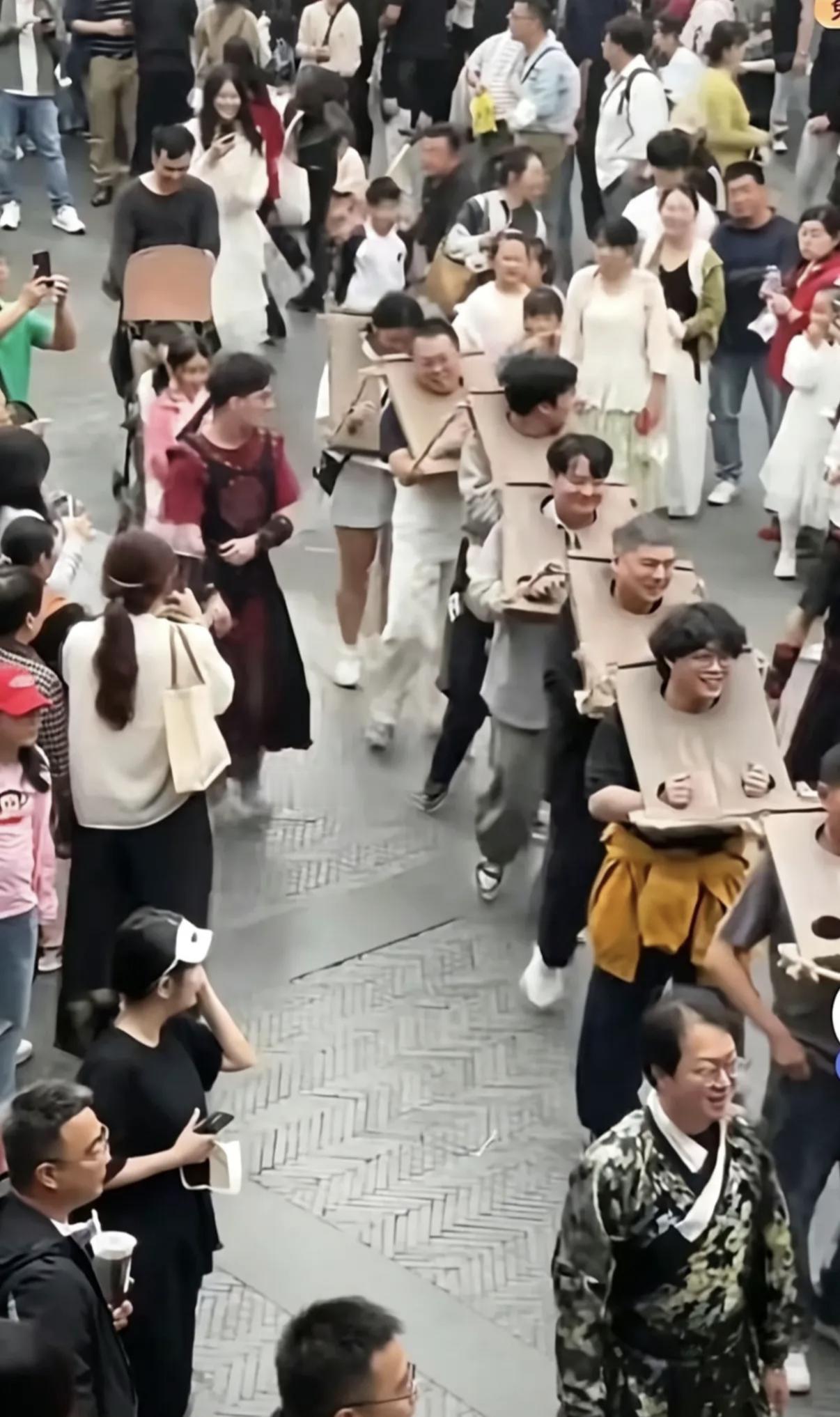 浙江杭州，宋城景区280元门票，规定必须穿宋服、戴面具。游客李女士忘戴面具，被N
