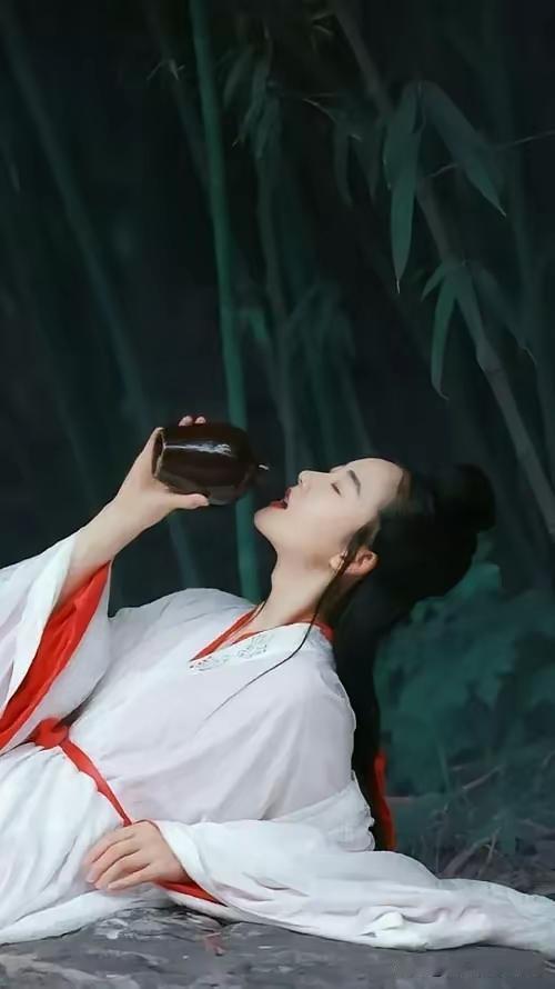 上联:杯中尽是无情酒；
下联:唯有红豆心中留。