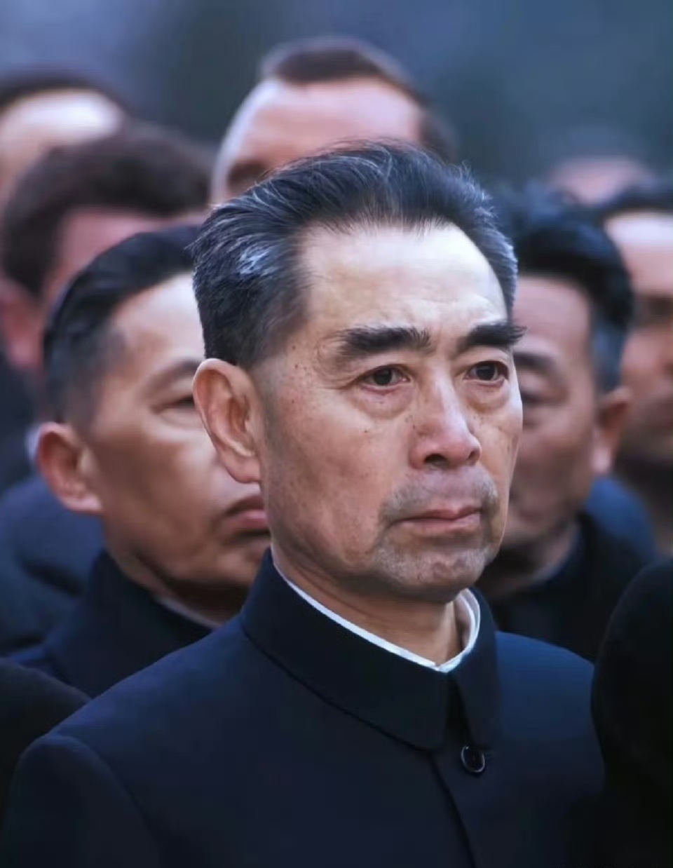 周总理是日内瓦会议舌战群雄的外交家，是万隆会议上求同存异的智慧之光；他是西花厅彻