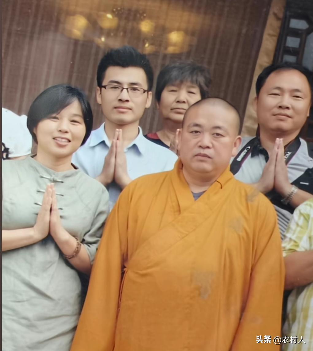 当年一家四口和方丈释永信的一张合影，这张照片已经保存了将近10年了。你们觉得这张
