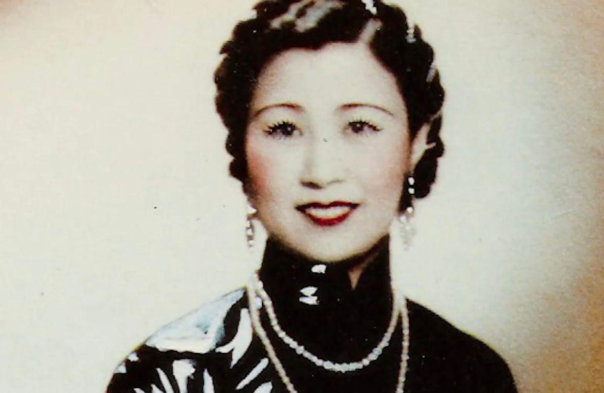 百岁老人依旧喷香水穿高跟鞋，这是严幼韵精致的老年生活。但1942年，其夫在菲律宾