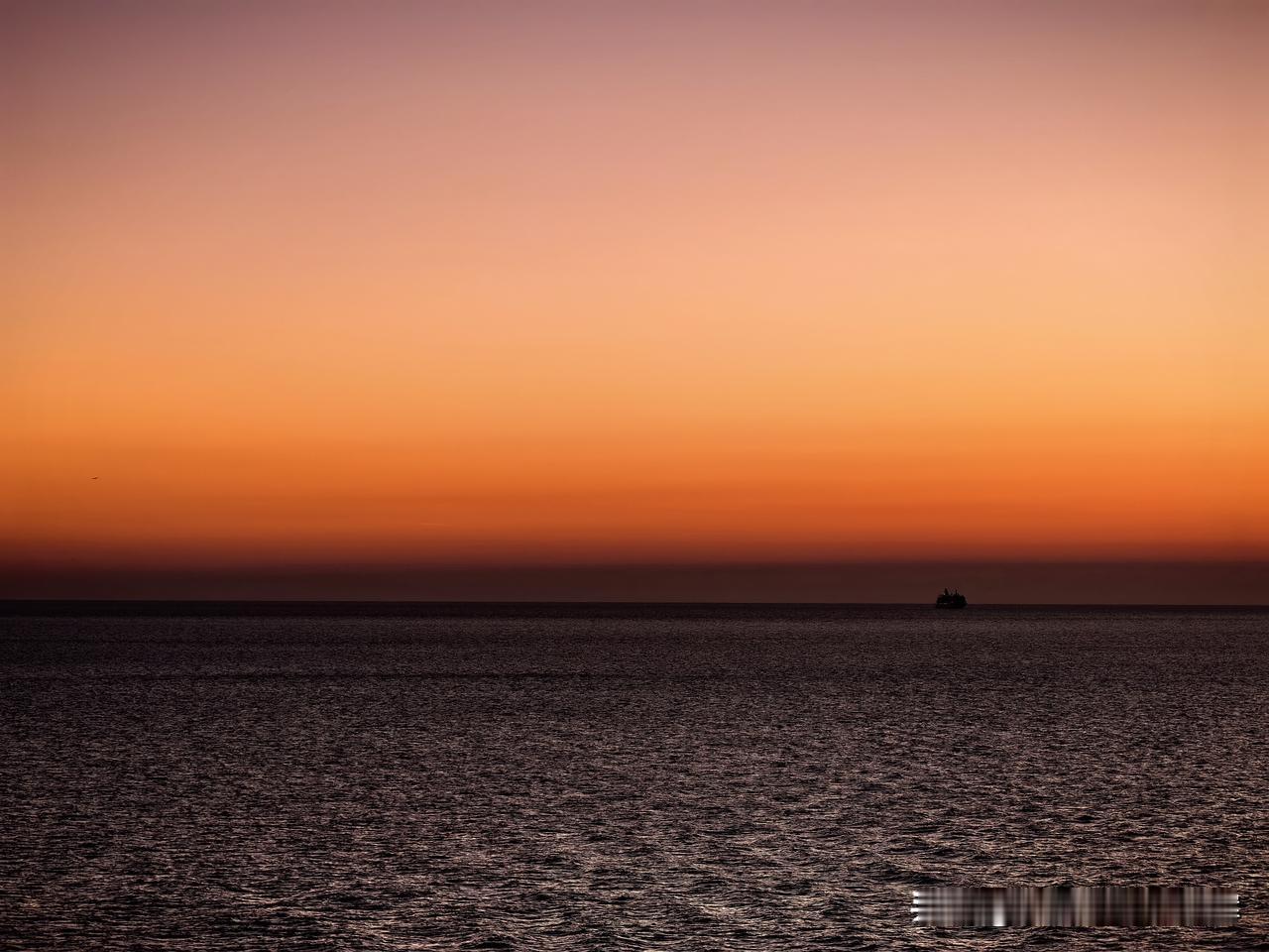 站在游轮甲板看夕阳沉海，晚风携霞光，抚平所有心头浮躁。