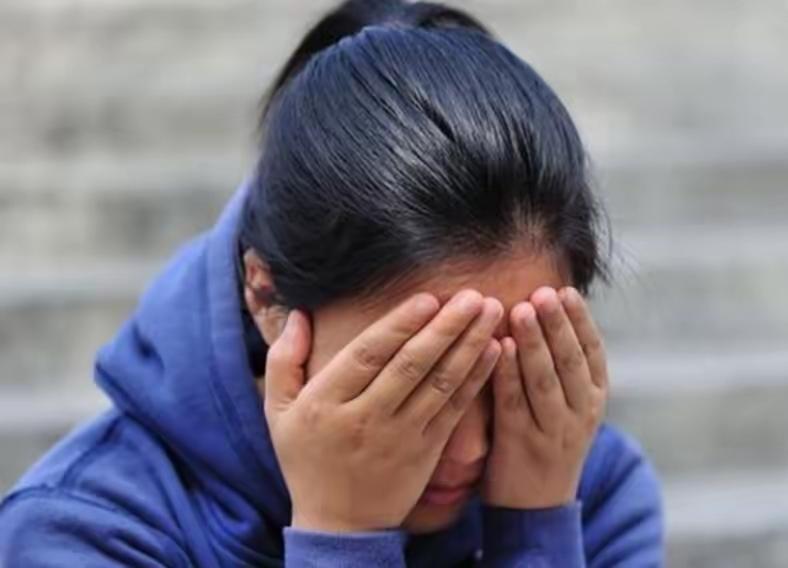 一女子的婆婆住院了，她无动于衷，好像跟她没半毛钱关系似的，当她老公跟她提出离婚的