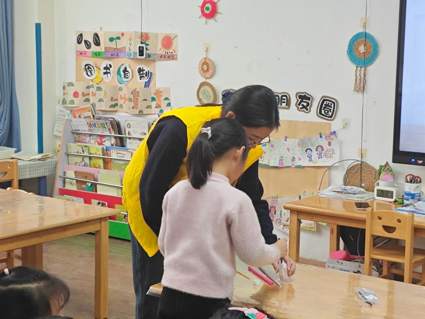 秦岭笑谈 【指尖藏“魔法”，科学伴成长——实践队幼儿园静电科普课趣味开讲】青春三