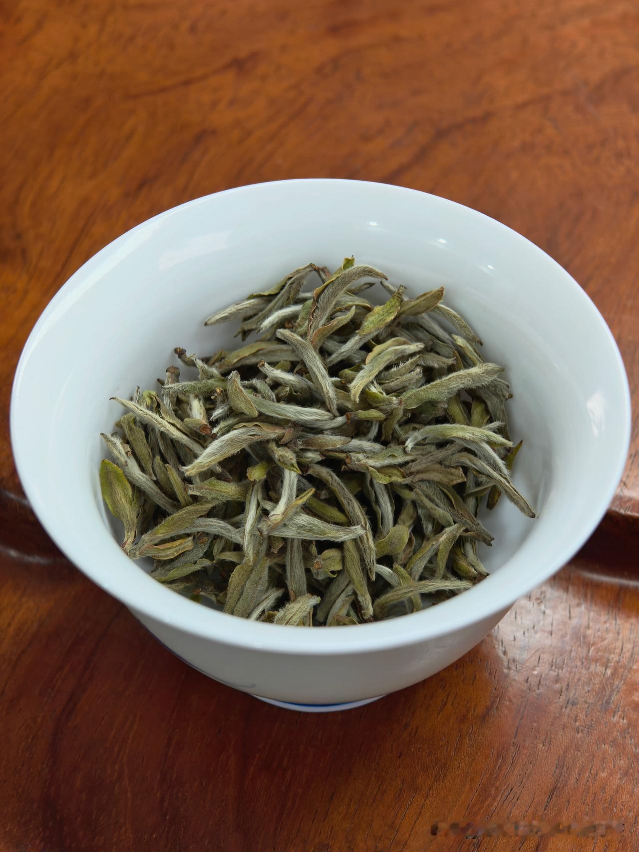 白毫银针凭什么卖得贵？看懂这4点，买茶不踩坑
不少茶友疑惑：同样是白茶，为什么白
