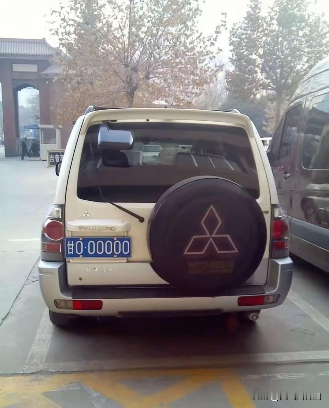 这个车牌应该是省直机关单位的公务车吧？不然一般人是不可能拿到手的。太令人羡慕了！