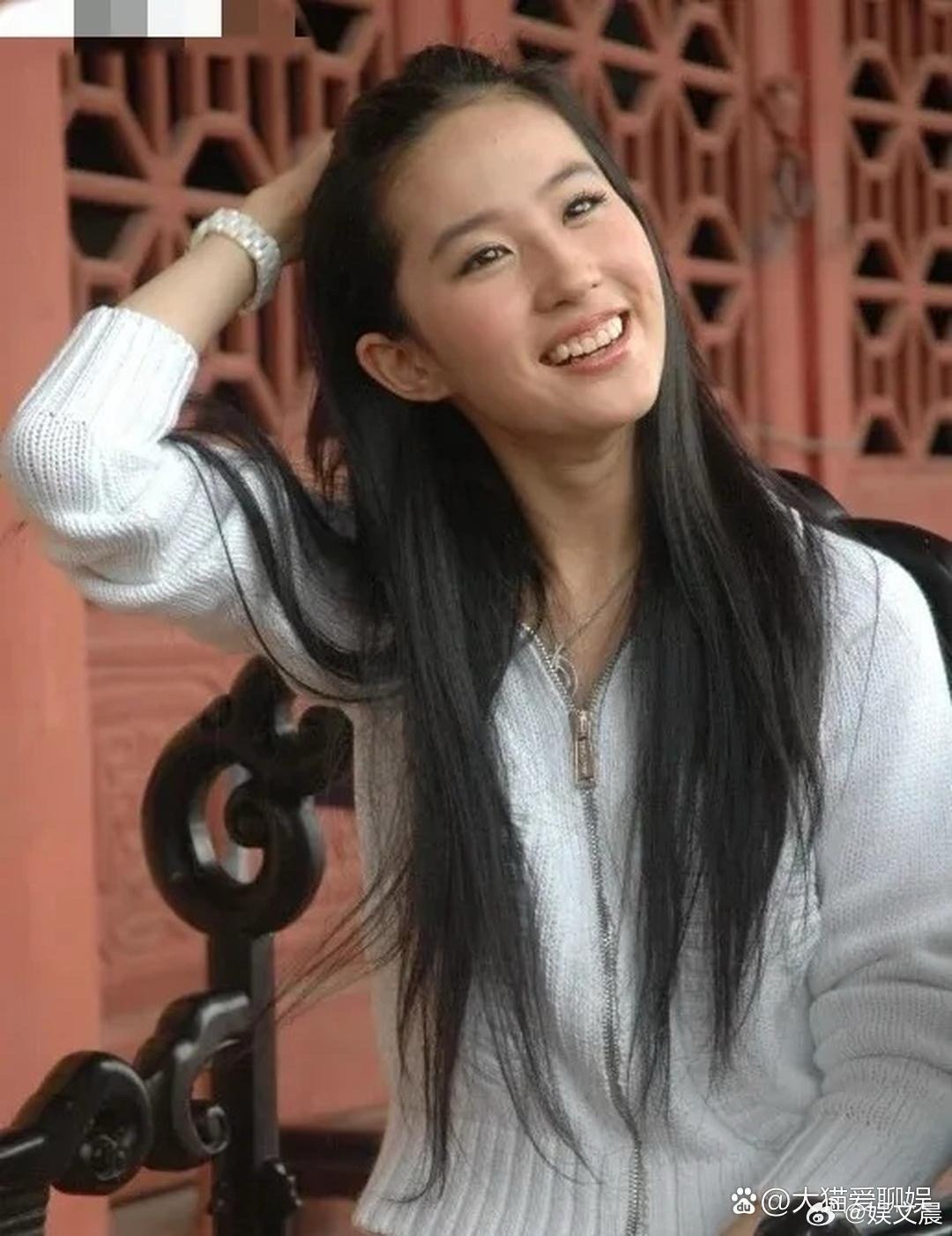 颜值巅峰期的刘亦菲灵动又娇憨，连笑起来露出的牙龈都透着软萌可爱，满是少女灵气～ 