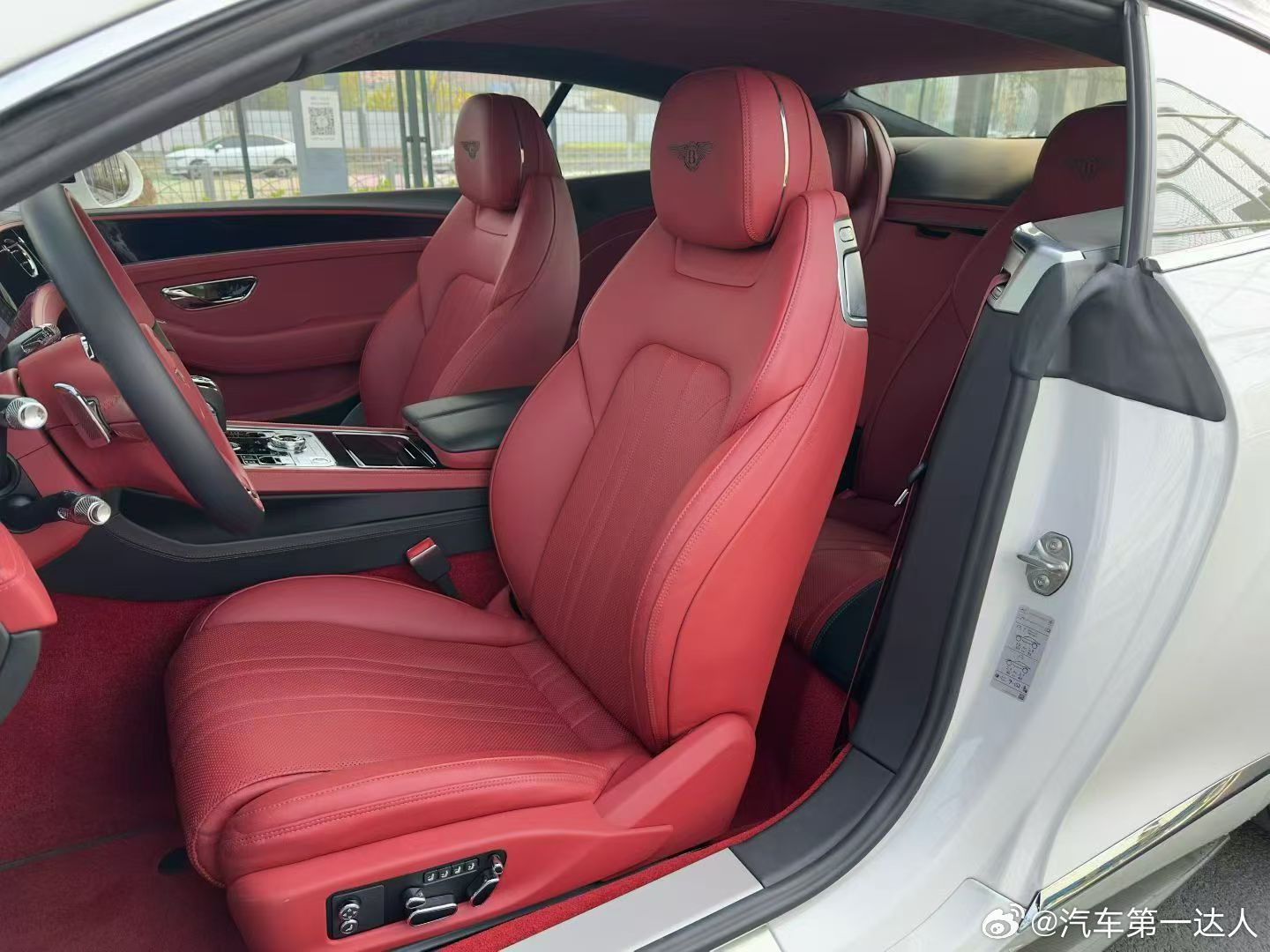 宾利 欧陆4.0T V8，白红配色 带旋转屏·抬头显示·座椅通风加热等 