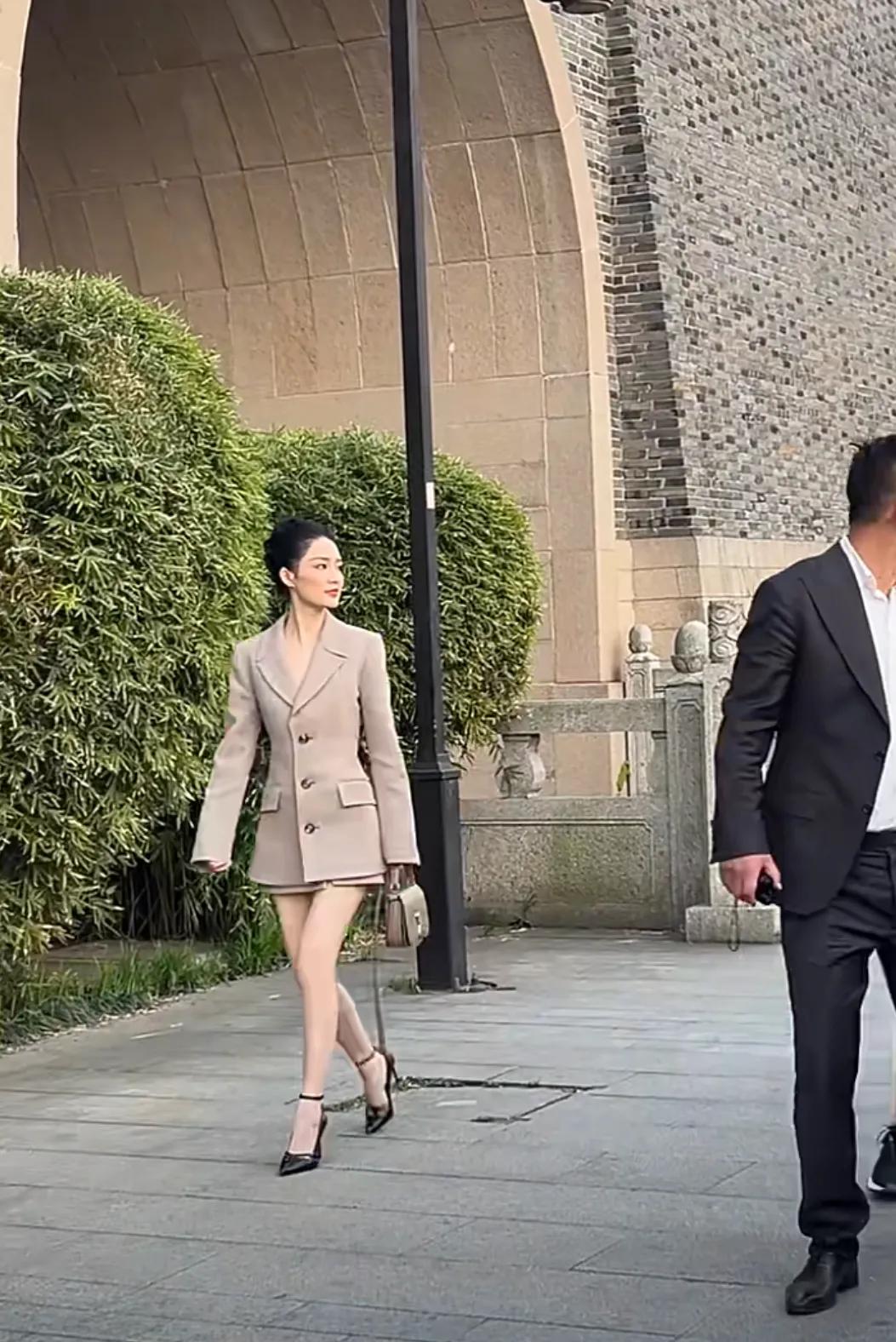 苏州大秀上的李沁一袭西装看起来酷酷的
她算不上明艳的美
可是很干净正派
颜值身材