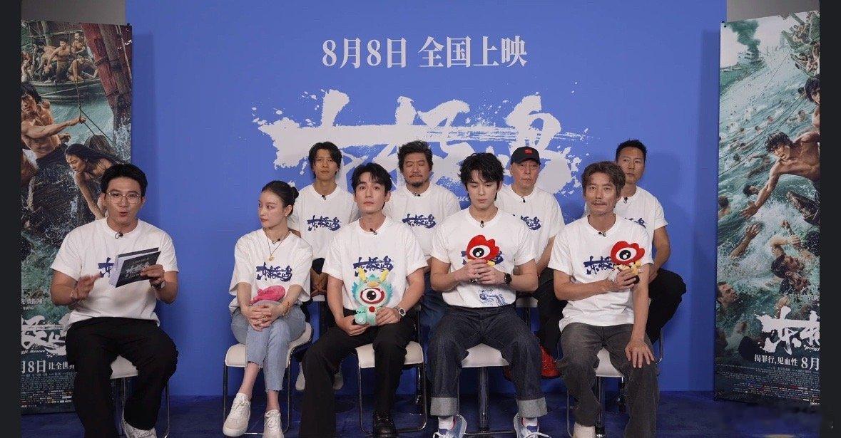 朱一龙东极岛直播《东极岛》直播里的朱一龙状态绝了！回答问题时认真又温柔，和主创互