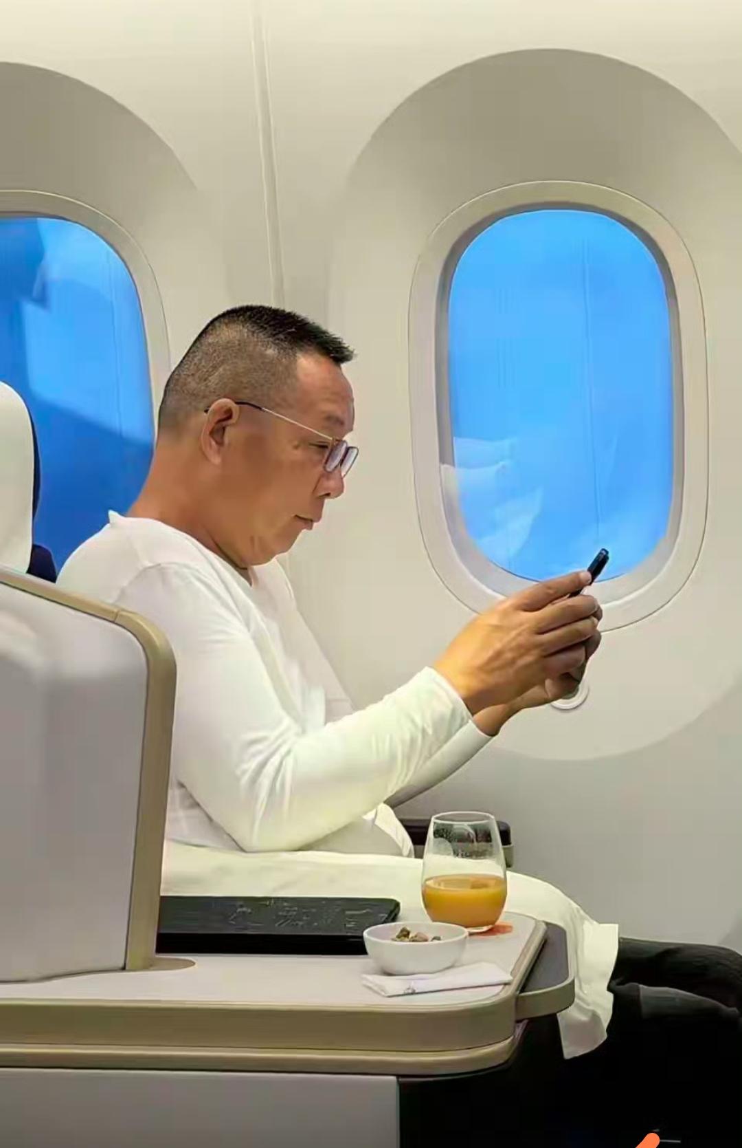 谁能想到啊，一手把胖东来做成国民超市的男人，现在不研究供应链不搞门店扩张。

转