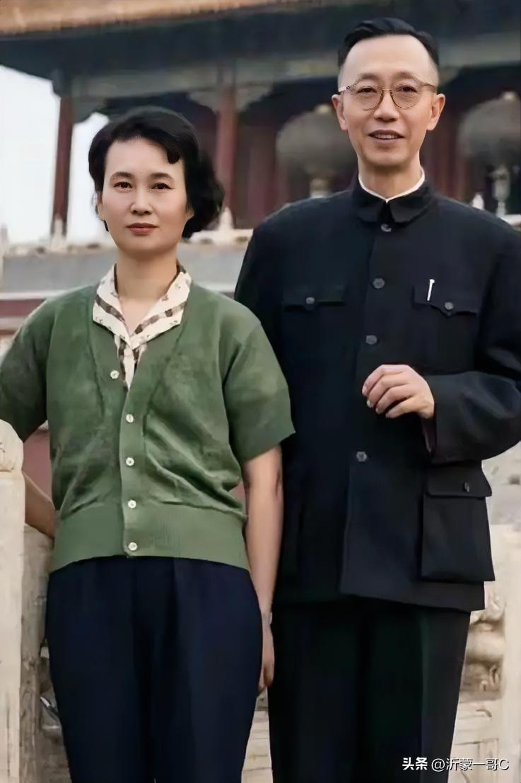 下面照片1962年末代皇帝溥仪和他最后一位妻子李淑贤在北京故宫的合影。
溥仪清朝
