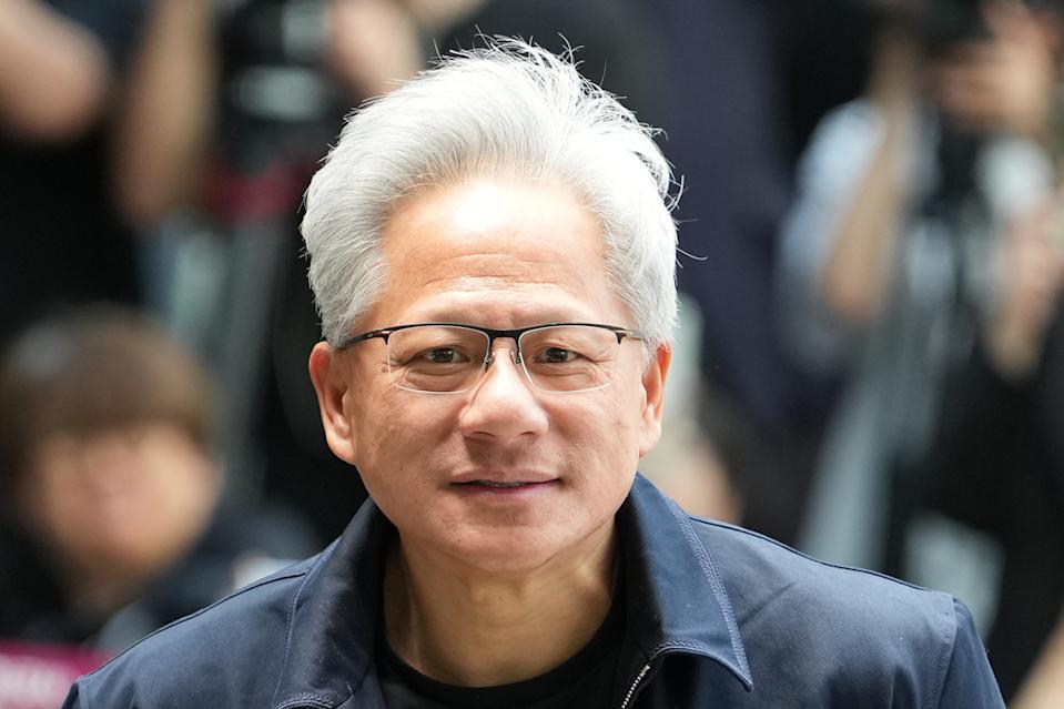 黄仁勋今天跑到首尔，跟SK集团会长崔泰源开了个记者会。
全球股市这几天跌得稀里糊